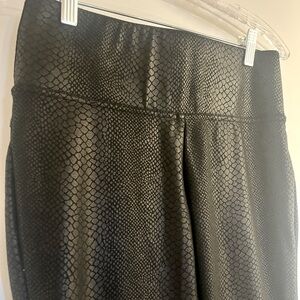 Vince Camuto snake skin print legging
Think waist band
Size small